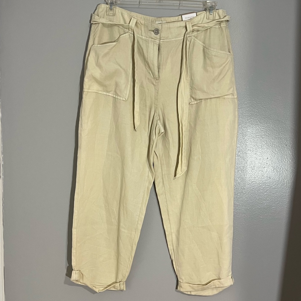 Chico's the Ultimate Fit Flattens Slims Lengthens Biege Cropped Pants Sz 2 WOW!
